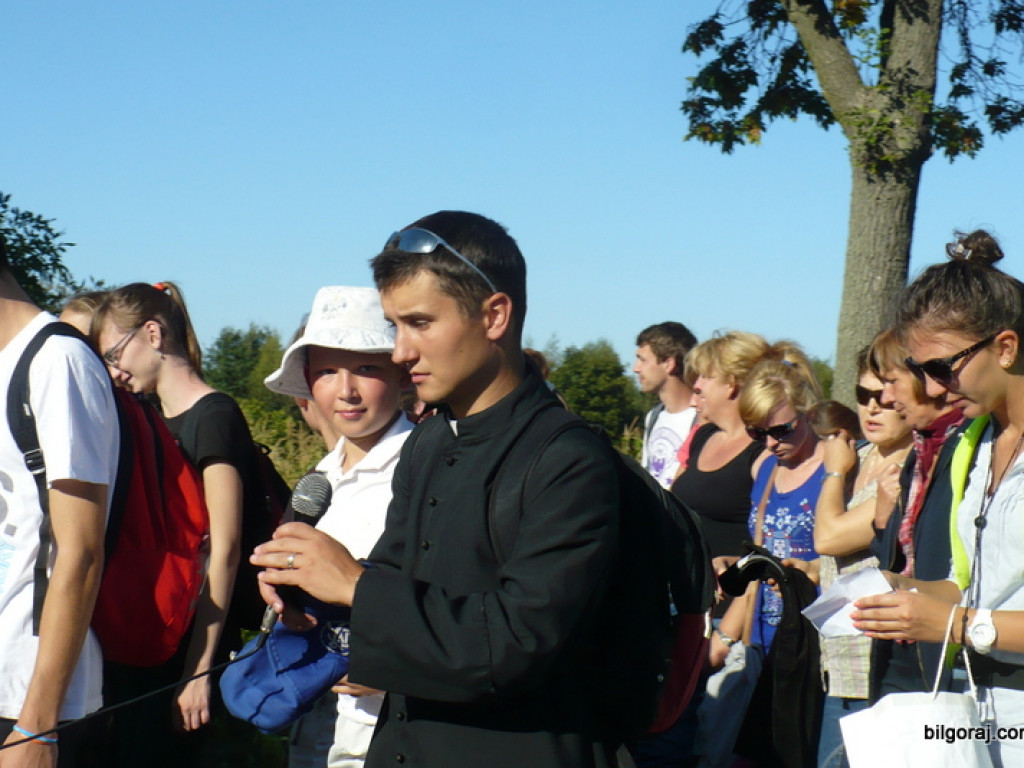 To my dzieci Bożej Matki, idziemy do Niej poprzez łzy...