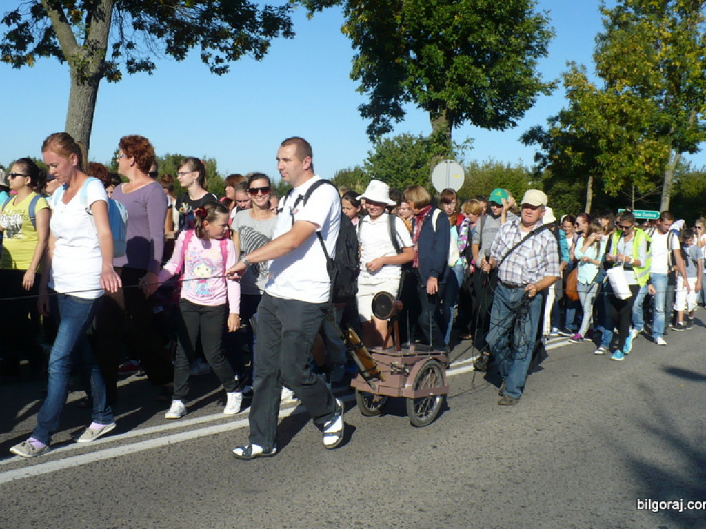 To my dzieci Bożej Matki, idziemy do Niej poprzez łzy...