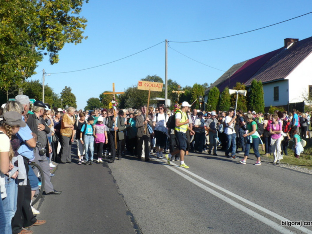 To my dzieci Bożej Matki, idziemy do Niej poprzez łzy...