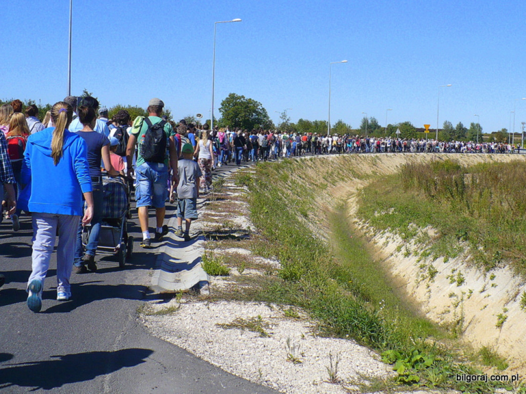 To my dzieci Bożej Matki, idziemy do Niej poprzez łzy...