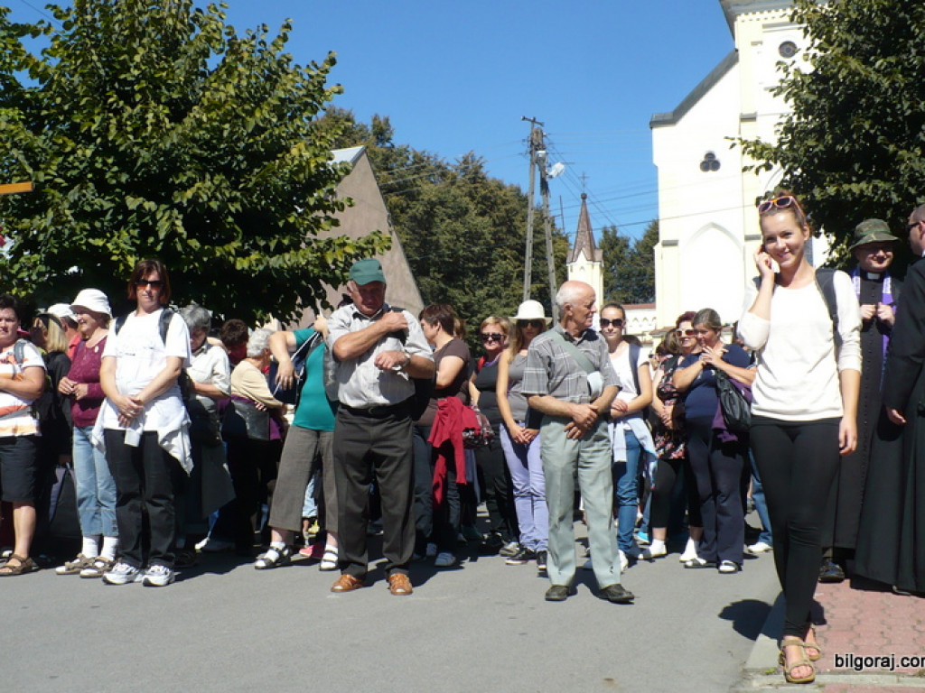 To my dzieci Bożej Matki, idziemy do Niej poprzez łzy...
