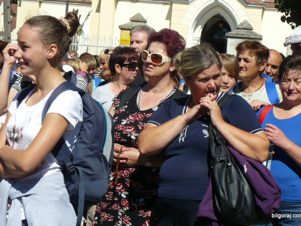 To my dzieci Bożej Matki, idziemy do Niej poprzez łzy...