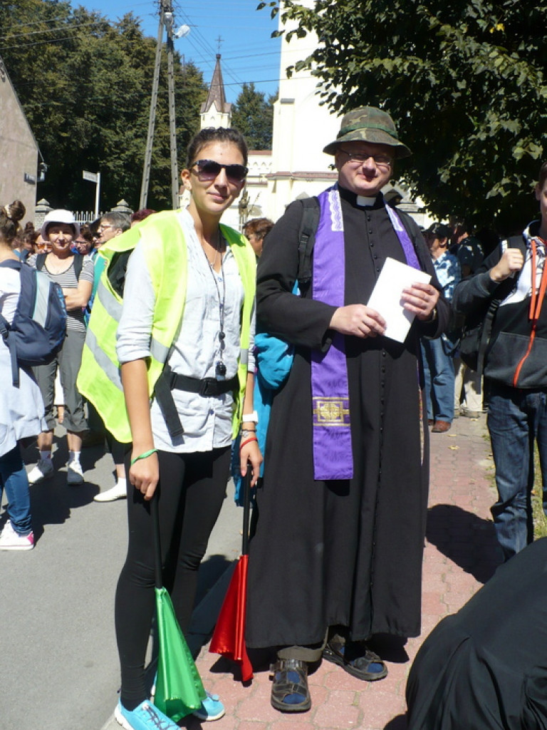 To my dzieci Bożej Matki, idziemy do Niej poprzez łzy...