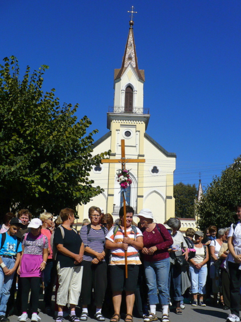 To my dzieci Bożej Matki, idziemy do Niej poprzez łzy...
