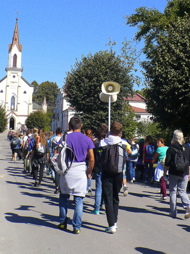 To my dzieci Bożej Matki, idziemy do Niej poprzez łzy...