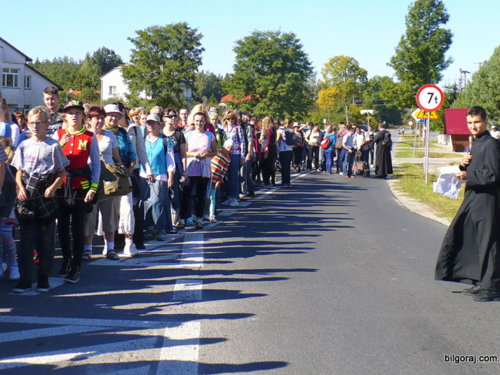 To my dzieci Bożej Matki, idziemy do Niej poprzez łzy...