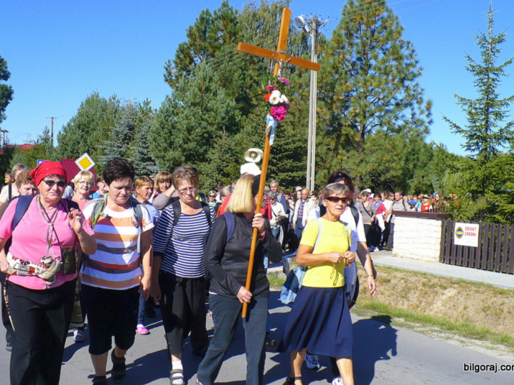 To my dzieci Bożej Matki, idziemy do Niej poprzez łzy...