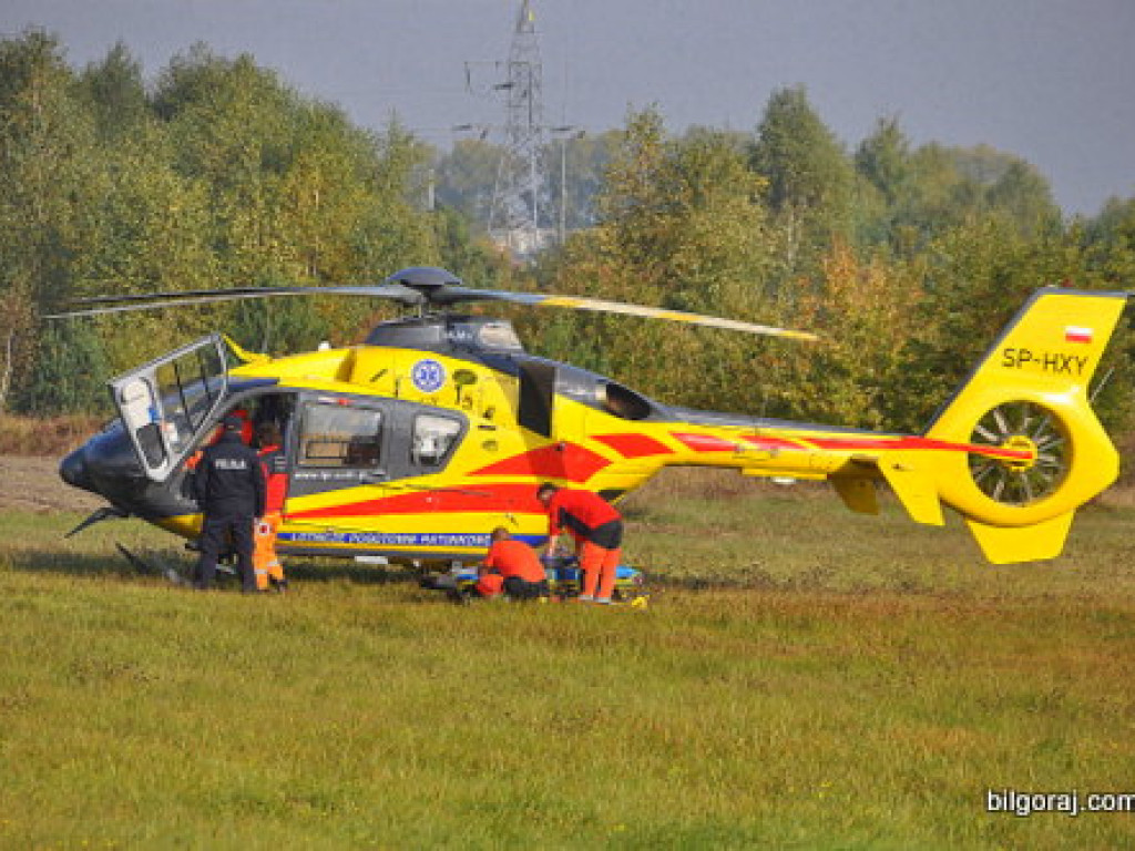 Śmigłowiec pogotowia ratunkowego na trasie 835