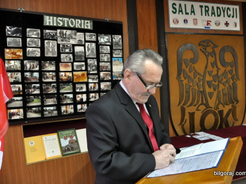 Wyróżnienia działaczy LOK i Klubu Żołnierzy Rezerwy z okazji Dnia Niepodległości. Prezentacja żołnierskich pamiątek w nowo tworzonej sali tradycji, wśród nich zdjęcie z przywitania Papieżą w Polsce w 1979 roku