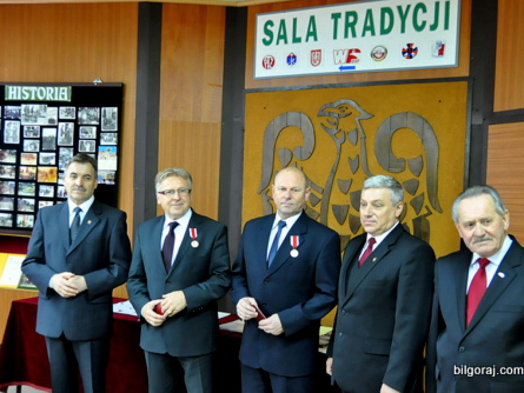 Wyróżnienia działaczy LOK i Klubu Żołnierzy Rezerwy z okazji Dnia Niepodległości. Prezentacja żołnierskich pamiątek w nowo tworzonej sali tradycji, wśród nich zdjęcie z przywitania Papieżą w Polsce w 1979 roku