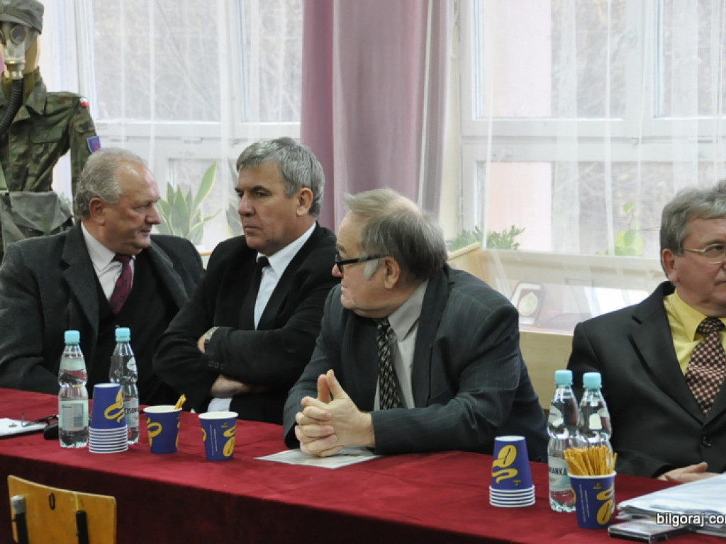 Wyróżnienia działaczy LOK i Klubu Żołnierzy Rezerwy z okazji Dnia Niepodległości. Prezentacja żołnierskich pamiątek w nowo tworzonej sali tradycji, wśród nich zdjęcie z przywitania Papieżą w Polsce w 1979 roku