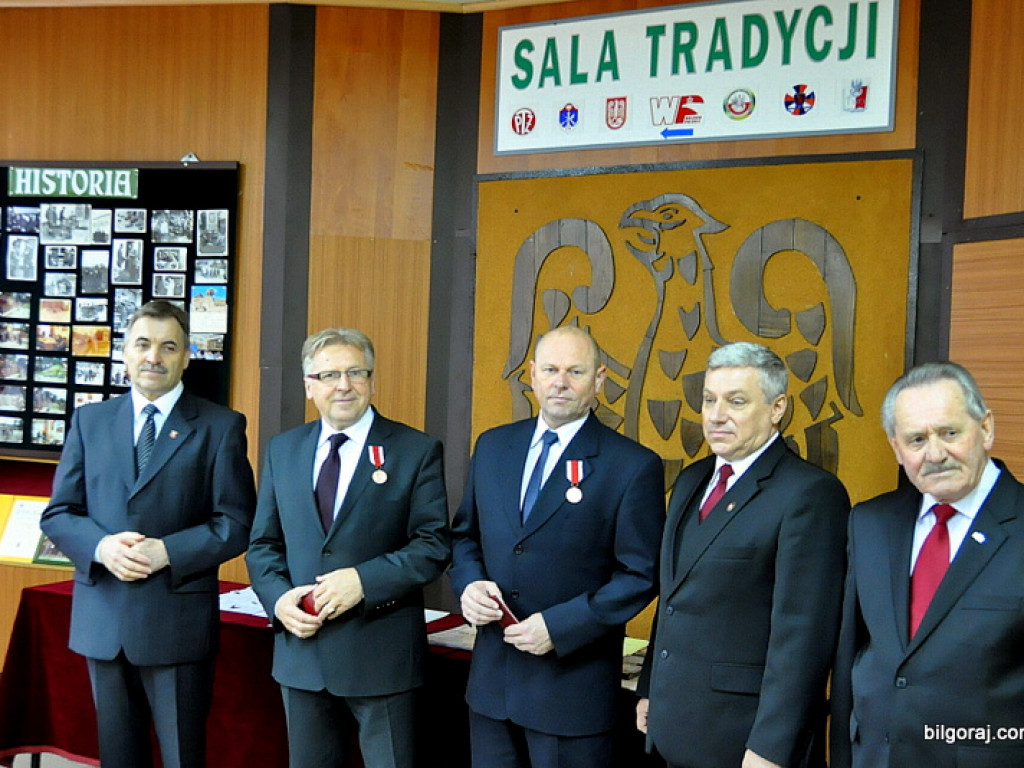 Wyróżnienia działaczy LOK i Klubu Żołnierzy Rezerwy z okazji Dnia Niepodległości. Prezentacja żołnierskich pamiątek w nowo tworzonej sali tradycji, wśród nich zdjęcie z przywitania Papieżą w Polsce w 1979 roku