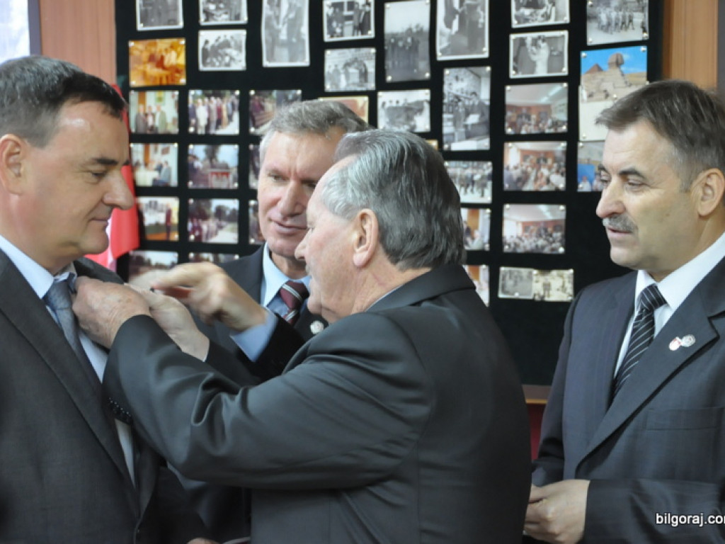 Wyróżnienia działaczy LOK i Klubu Żołnierzy Rezerwy z okazji Dnia Niepodległości. Prezentacja żołnierskich pamiątek w nowo tworzonej sali tradycji, wśród nich zdjęcie z przywitania Papieżą w Polsce w 1979 roku