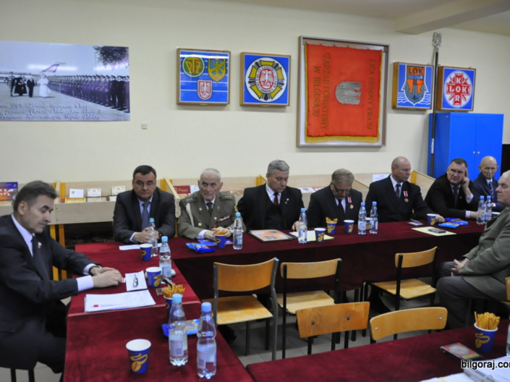 Wyróżnienia działaczy LOK i Klubu Żołnierzy Rezerwy z okazji Dnia Niepodległości. Prezentacja żołnierskich pamiątek w nowo tworzonej sali tradycji, wśród nich zdjęcie z przywitania Papieżą w Polsce w 1979 roku