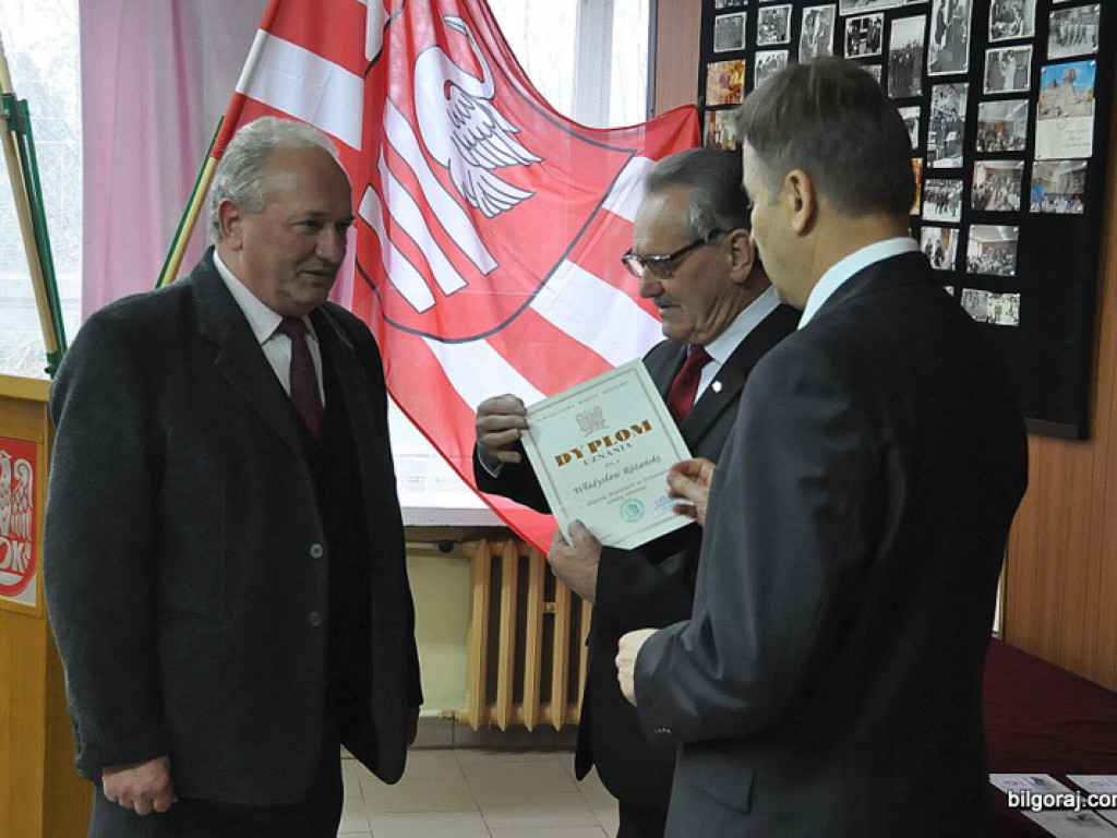 Wyróżnienia działaczy LOK i Klubu Żołnierzy Rezerwy z okazji Dnia Niepodległości. Prezentacja żołnierskich pamiątek w nowo tworzonej sali tradycji, wśród nich zdjęcie z przywitania Papieżą w Polsce w 1979 roku