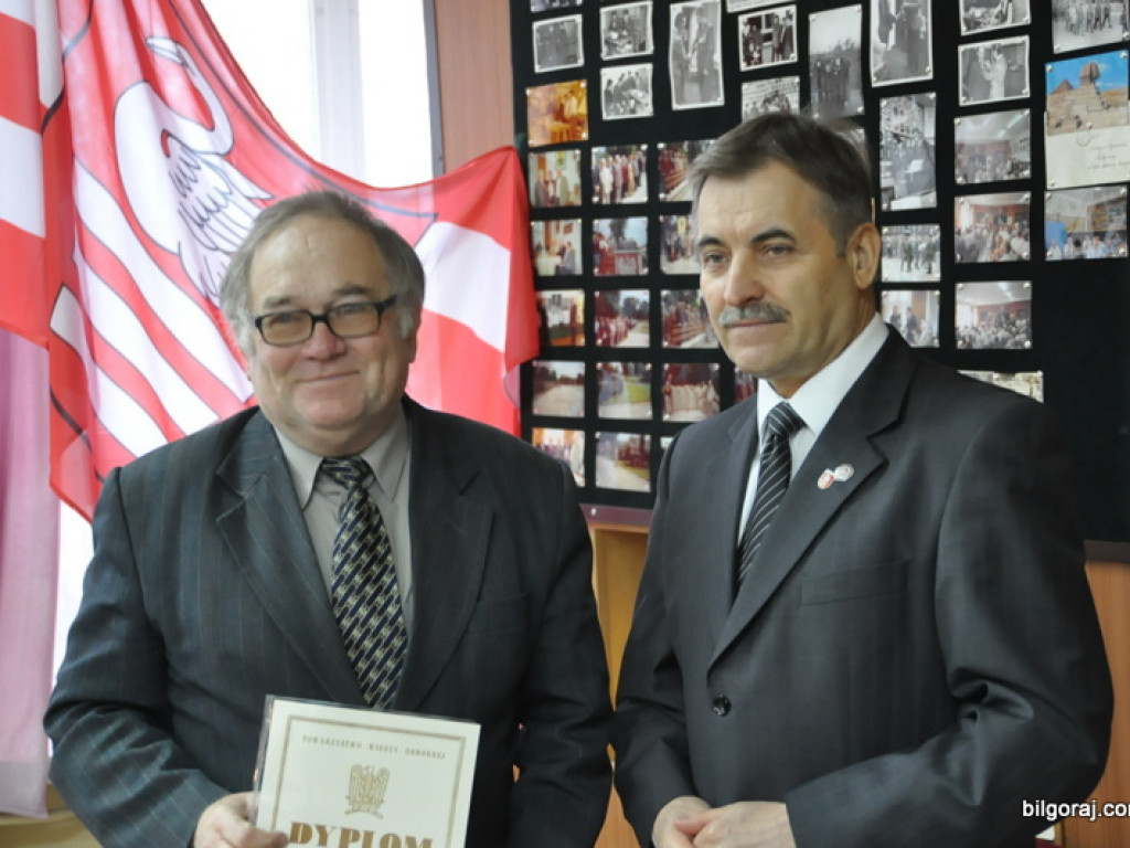 Wyróżnienia działaczy LOK i Klubu Żołnierzy Rezerwy z okazji Dnia Niepodległości. Prezentacja żołnierskich pamiątek w nowo tworzonej sali tradycji, wśród nich zdjęcie z przywitania Papieżą w Polsce w 1979 roku