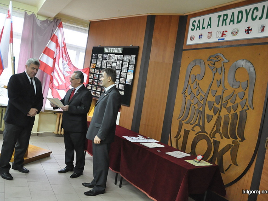 Wyróżnienia działaczy LOK i Klubu Żołnierzy Rezerwy z okazji Dnia Niepodległości. Prezentacja żołnierskich pamiątek w nowo tworzonej sali tradycji, wśród nich zdjęcie z przywitania Papieżą w Polsce w 1979 roku