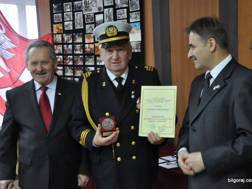 Wyróżnienia działaczy LOK i Klubu Żołnierzy Rezerwy z okazji Dnia Niepodległości. Prezentacja żołnierskich pamiątek w nowo tworzonej sali tradycji, wśród nich zdjęcie z przywitania Papieżą w Polsce w 1979 roku