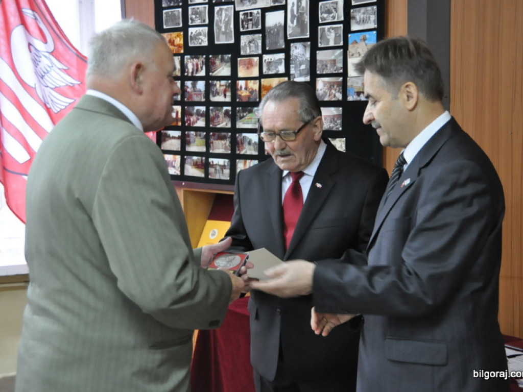 Wyróżnienia działaczy LOK i Klubu Żołnierzy Rezerwy z okazji Dnia Niepodległości. Prezentacja żołnierskich pamiątek w nowo tworzonej sali tradycji, wśród nich zdjęcie z przywitania Papieżą w Polsce w 1979 roku