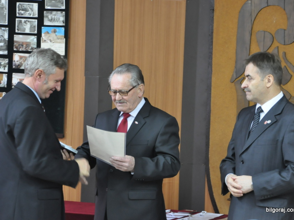 Wyróżnienia działaczy LOK i Klubu Żołnierzy Rezerwy z okazji Dnia Niepodległości. Prezentacja żołnierskich pamiątek w nowo tworzonej sali tradycji, wśród nich zdjęcie z przywitania Papieżą w Polsce w 1979 roku