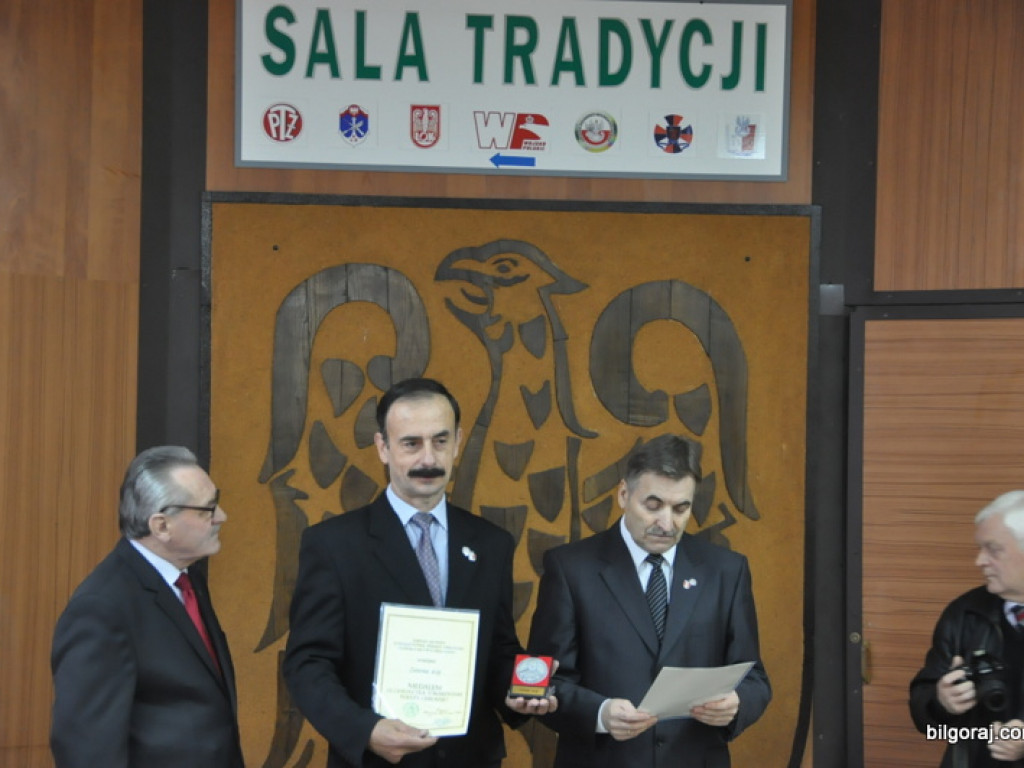 Wyróżnienia działaczy LOK i Klubu Żołnierzy Rezerwy z okazji Dnia Niepodległości. Prezentacja żołnierskich pamiątek w nowo tworzonej sali tradycji, wśród nich zdjęcie z przywitania Papieżą w Polsce w 1979 roku