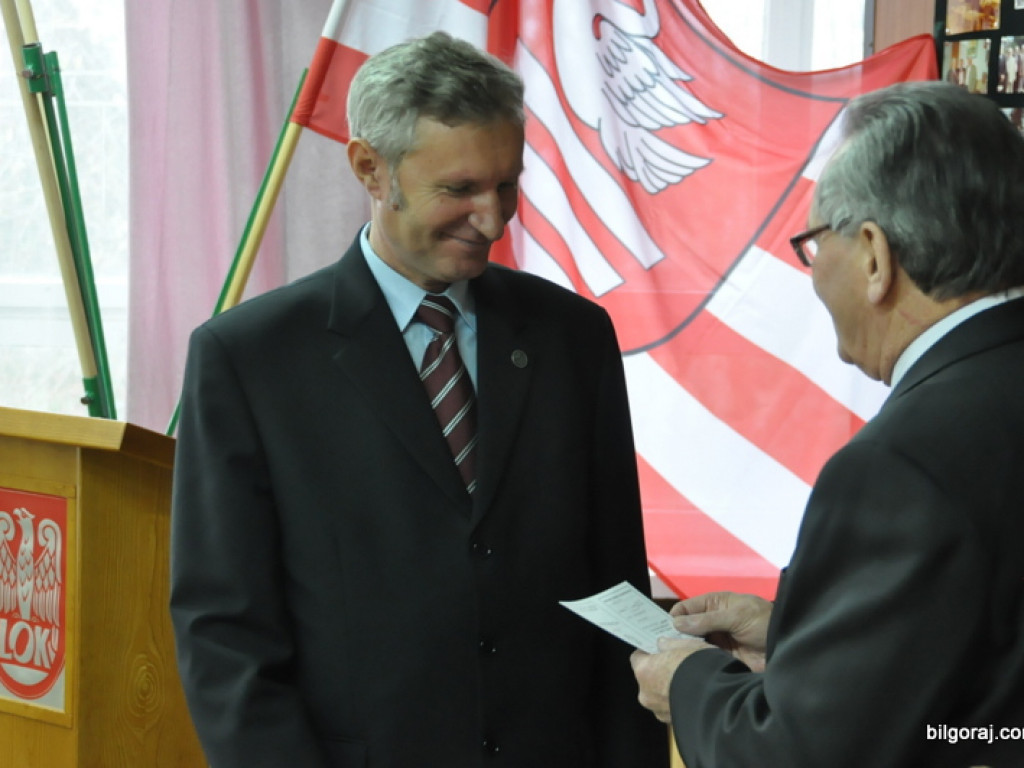 Wyróżnienia działaczy LOK i Klubu Żołnierzy Rezerwy z okazji Dnia Niepodległości. Prezentacja żołnierskich pamiątek w nowo tworzonej sali tradycji, wśród nich zdjęcie z przywitania Papieżą w Polsce w 1979 roku