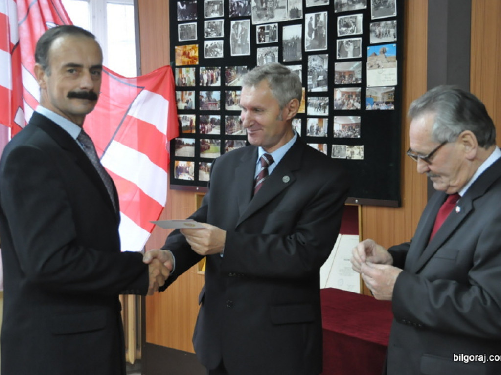Wyróżnienia działaczy LOK i Klubu Żołnierzy Rezerwy z okazji Dnia Niepodległości. Prezentacja żołnierskich pamiątek w nowo tworzonej sali tradycji, wśród nich zdjęcie z przywitania Papieżą w Polsce w 1979 roku