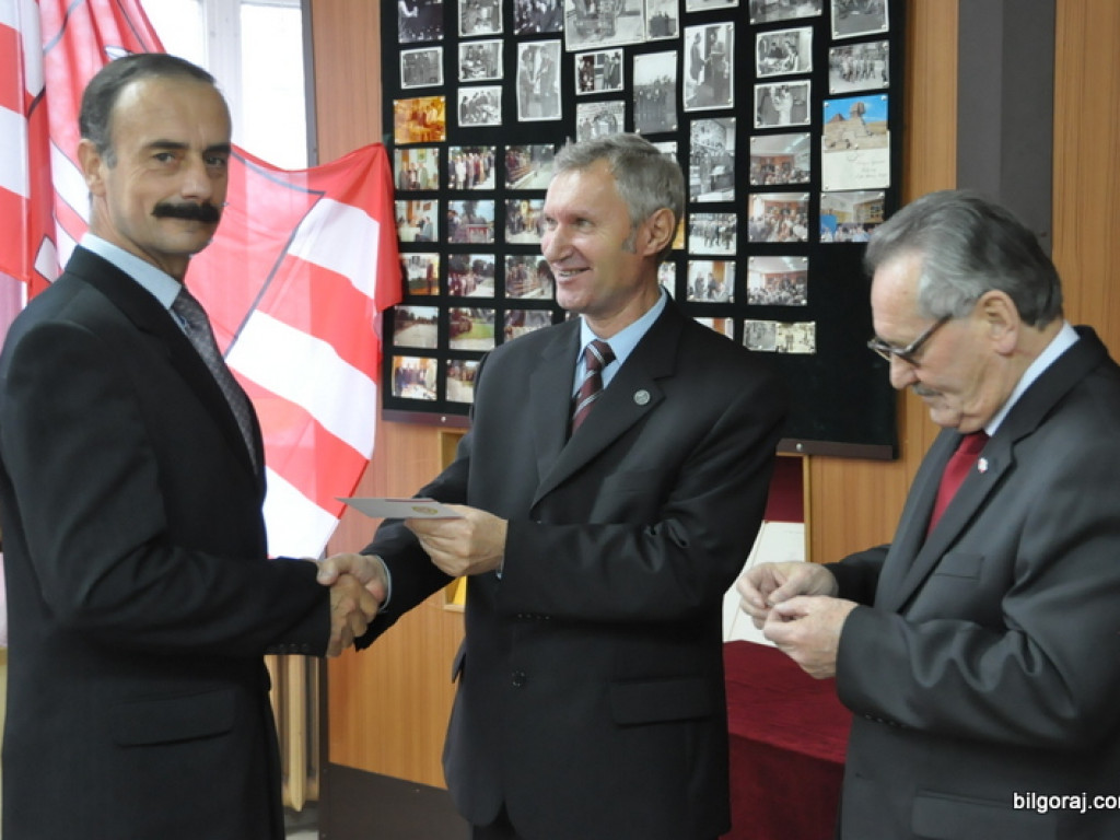 Wyróżnienia działaczy LOK i Klubu Żołnierzy Rezerwy z okazji Dnia Niepodległości. Prezentacja żołnierskich pamiątek w nowo tworzonej sali tradycji, wśród nich zdjęcie z przywitania Papieżą w Polsce w 1979 roku