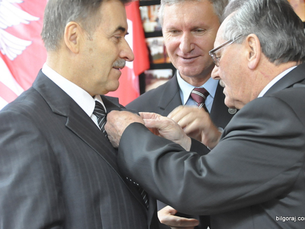 Wyróżnienia działaczy LOK i Klubu Żołnierzy Rezerwy z okazji Dnia Niepodległości. Prezentacja żołnierskich pamiątek w nowo tworzonej sali tradycji, wśród nich zdjęcie z przywitania Papieżą w Polsce w 1979 roku