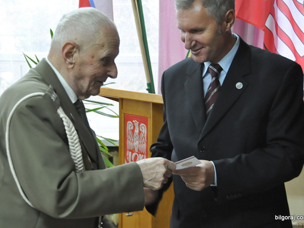 Wyróżnienia działaczy LOK i Klubu Żołnierzy Rezerwy z okazji Dnia Niepodległości. Prezentacja żołnierskich pamiątek w nowo tworzonej sali tradycji, wśród nich zdjęcie z przywitania Papieżą w Polsce w 1979 roku