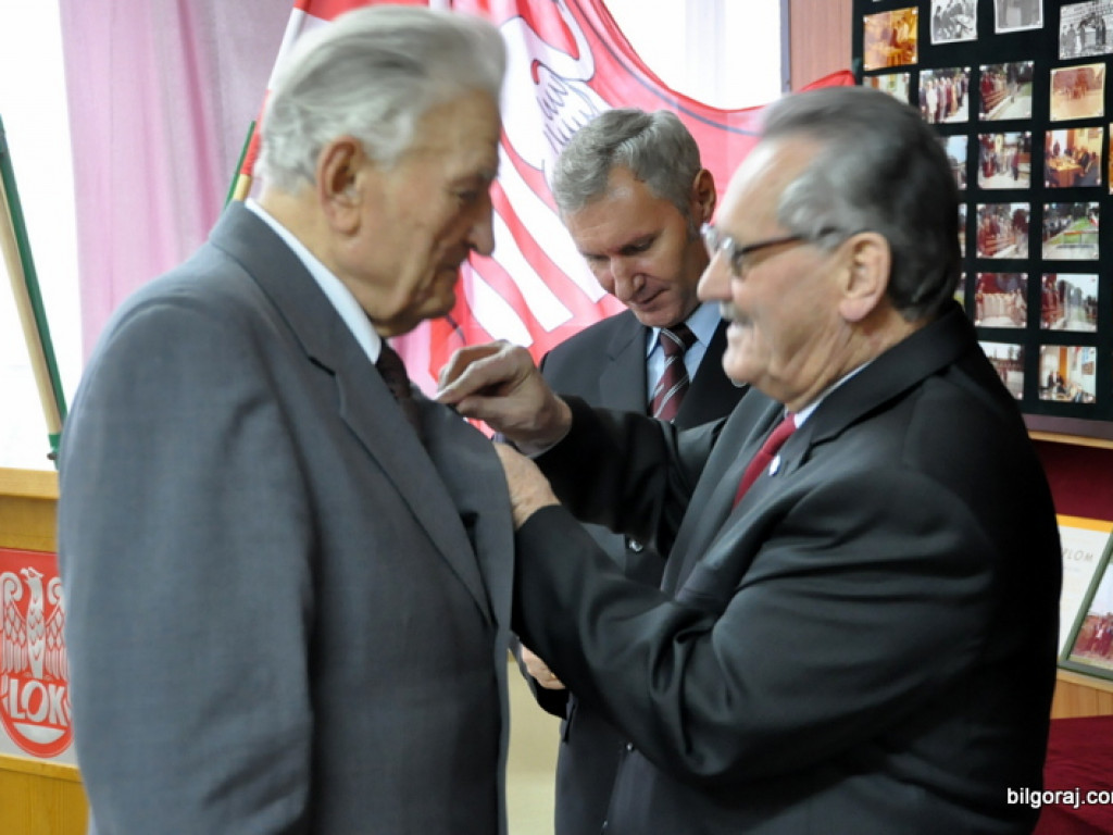 Wyróżnienia działaczy LOK i Klubu Żołnierzy Rezerwy z okazji Dnia Niepodległości. Prezentacja żołnierskich pamiątek w nowo tworzonej sali tradycji, wśród nich zdjęcie z przywitania Papieżą w Polsce w 1979 roku