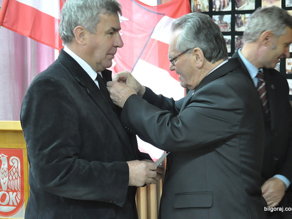 Wyróżnienia działaczy LOK i Klubu Żołnierzy Rezerwy z okazji Dnia Niepodległości. Prezentacja żołnierskich pamiątek w nowo tworzonej sali tradycji, wśród nich zdjęcie z przywitania Papieżą w Polsce w 1979 roku