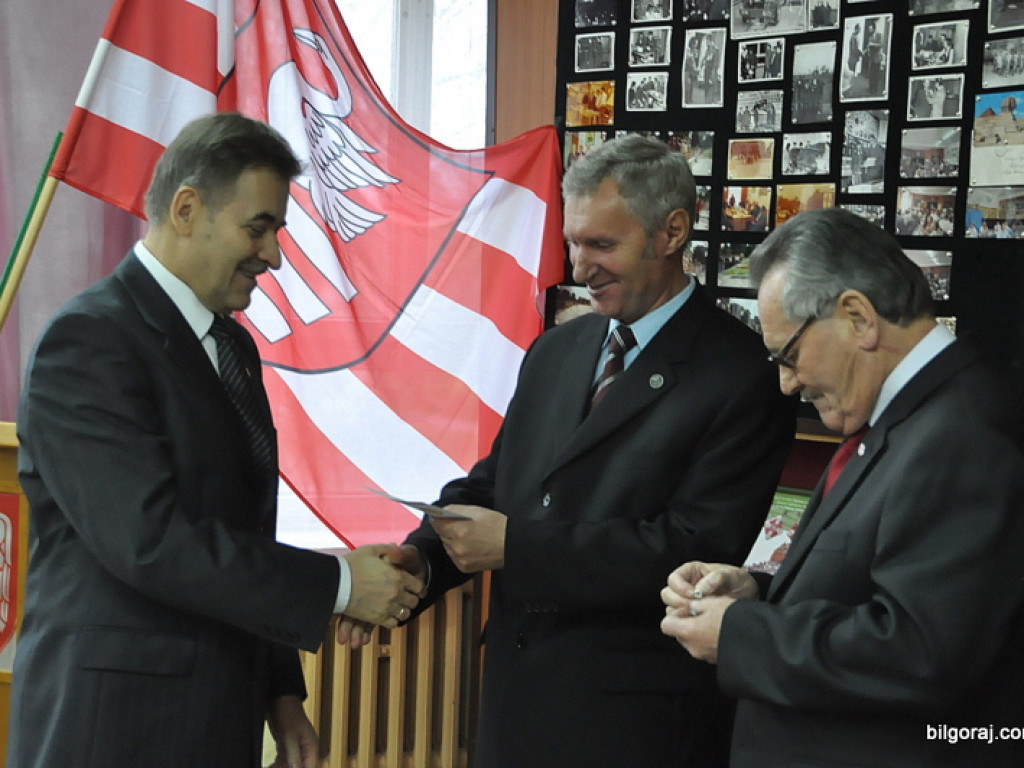 Wyróżnienia działaczy LOK i Klubu Żołnierzy Rezerwy z okazji Dnia Niepodległości. Prezentacja żołnierskich pamiątek w nowo tworzonej sali tradycji, wśród nich zdjęcie z przywitania Papieżą w Polsce w 1979 roku