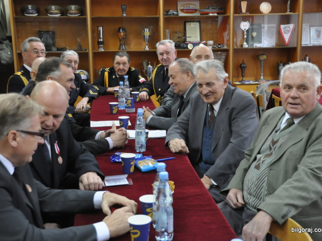 Wyróżnienia działaczy LOK i Klubu Żołnierzy Rezerwy z okazji Dnia Niepodległości. Prezentacja żołnierskich pamiątek w nowo tworzonej sali tradycji, wśród nich zdjęcie z przywitania Papieżą w Polsce w 1979 roku