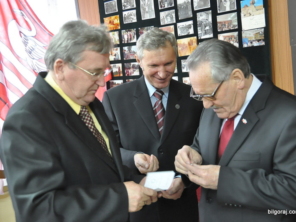 Wyróżnienia działaczy LOK i Klubu Żołnierzy Rezerwy z okazji Dnia Niepodległości. Prezentacja żołnierskich pamiątek w nowo tworzonej sali tradycji, wśród nich zdjęcie z przywitania Papieżą w Polsce w 1979 roku