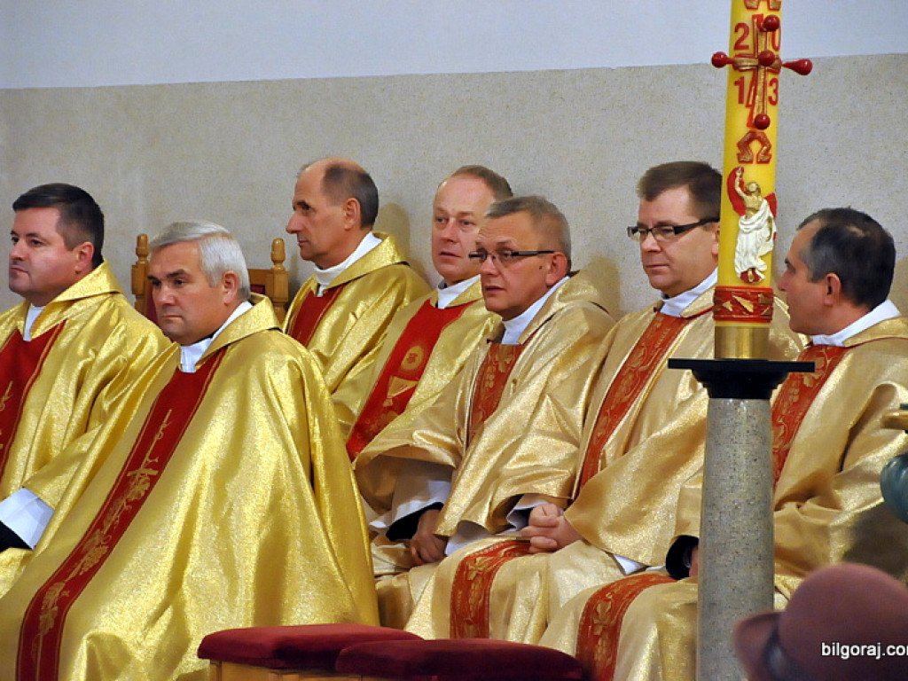 Jubileusz proboszcza parafii św. Marii Magdaleny. W koncelebrze dwóch biskupów, z życzeniami parlamentarzyści i samorządowcy oraz parafianie