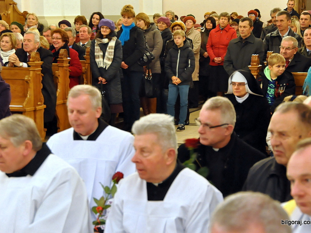 Jubileusz proboszcza parafii św. Marii Magdaleny. W koncelebrze dwóch biskupów, z życzeniami parlamentarzyści i samorządowcy oraz parafianie