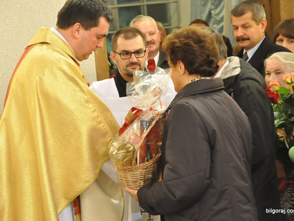 Jubileusz proboszcza parafii św. Marii Magdaleny. W koncelebrze dwóch biskupów, z życzeniami parlamentarzyści i samorządowcy oraz parafianie