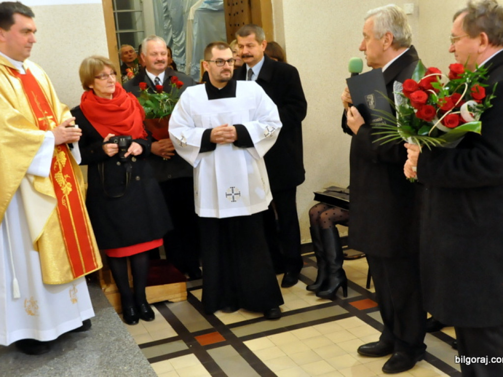 Jubileusz proboszcza parafii św. Marii Magdaleny. W koncelebrze dwóch biskupów, z życzeniami parlamentarzyści i samorządowcy oraz parafianie