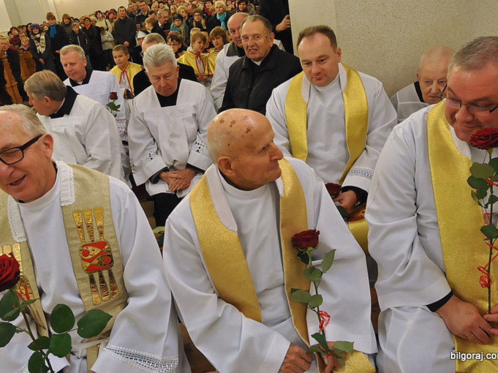 Jubileusz proboszcza parafii św. Marii Magdaleny. W koncelebrze dwóch biskupów, z życzeniami parlamentarzyści i samorządowcy oraz parafianie