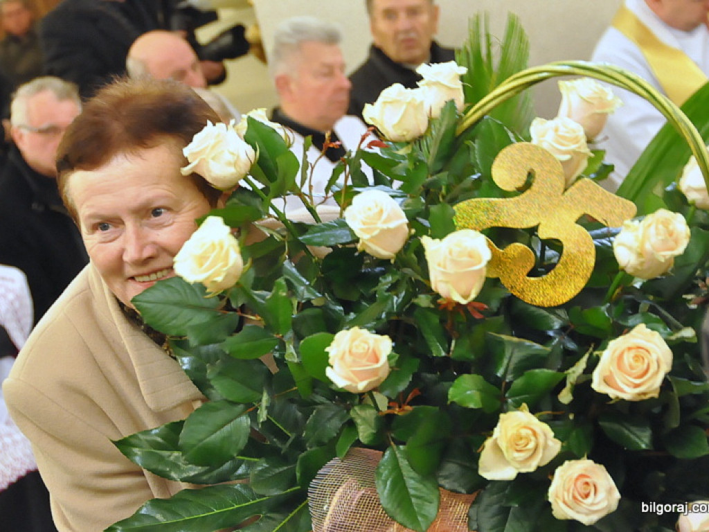 Jubileusz proboszcza parafii św. Marii Magdaleny. W koncelebrze dwóch biskupów, z życzeniami parlamentarzyści i samorządowcy oraz parafianie