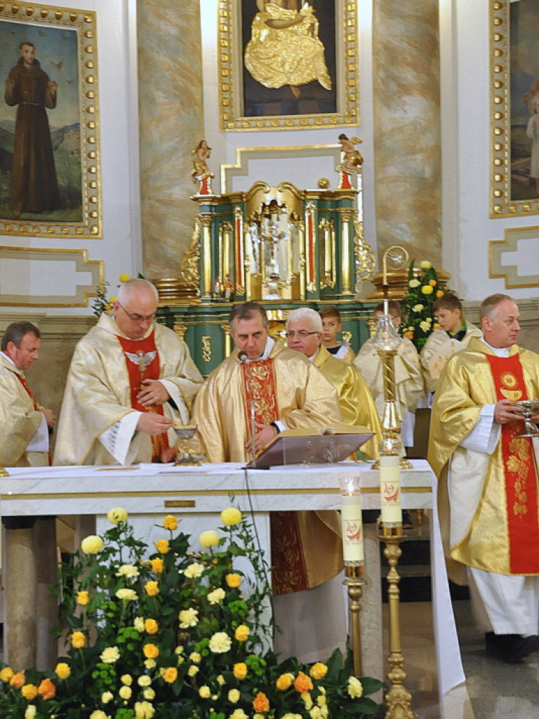 Jubileusz proboszcza parafii św. Marii Magdaleny. W koncelebrze dwóch biskupów, z życzeniami parlamentarzyści i samorządowcy oraz parafianie