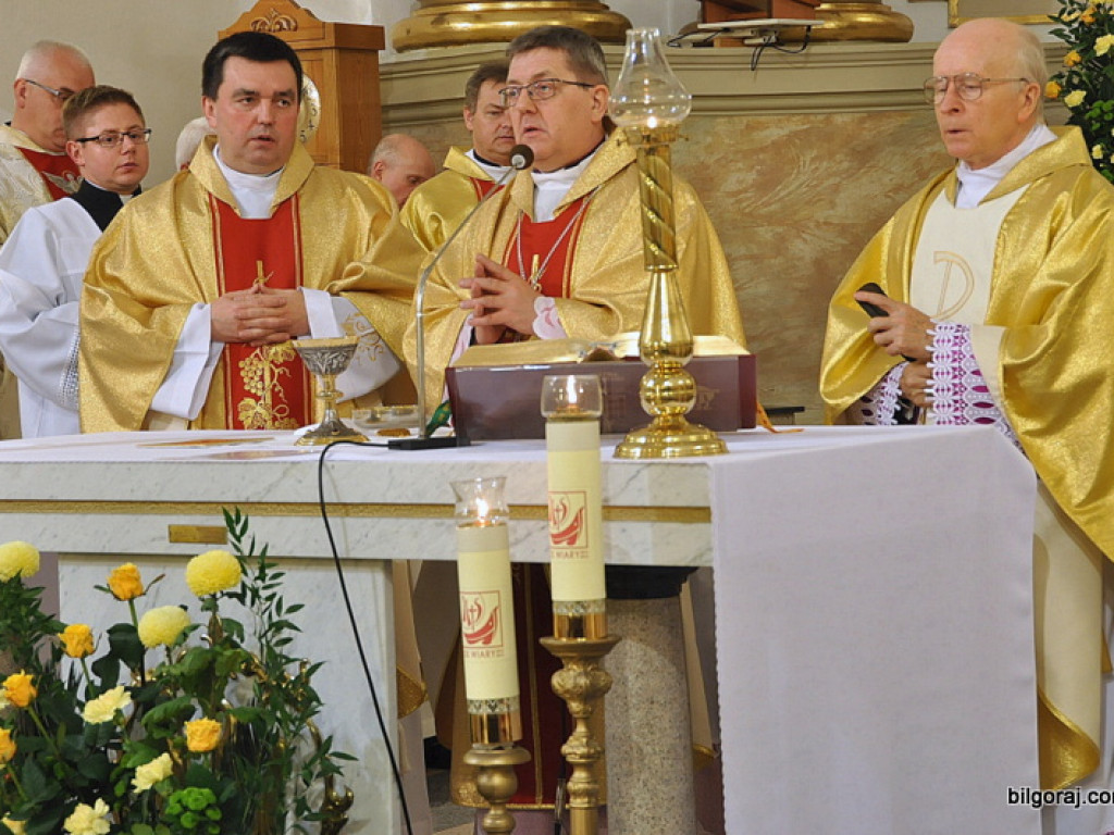 Jubileusz proboszcza parafii św. Marii Magdaleny. W koncelebrze dwóch biskupów, z życzeniami parlamentarzyści i samorządowcy oraz parafianie