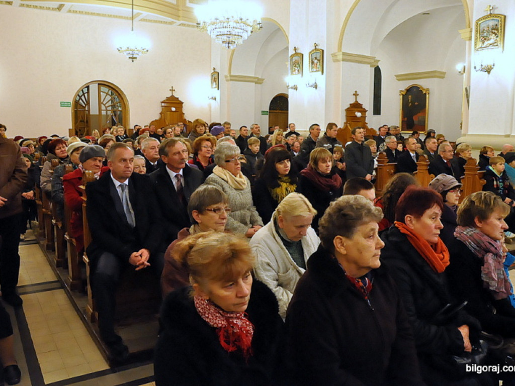 Jubileusz proboszcza parafii św. Marii Magdaleny. W koncelebrze dwóch biskupów, z życzeniami parlamentarzyści i samorządowcy oraz parafianie