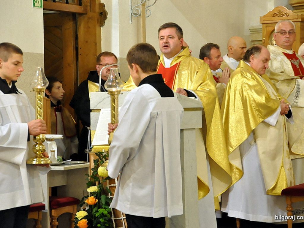 Jubileusz proboszcza parafii św. Marii Magdaleny. W koncelebrze dwóch biskupów, z życzeniami parlamentarzyści i samorządowcy oraz parafianie