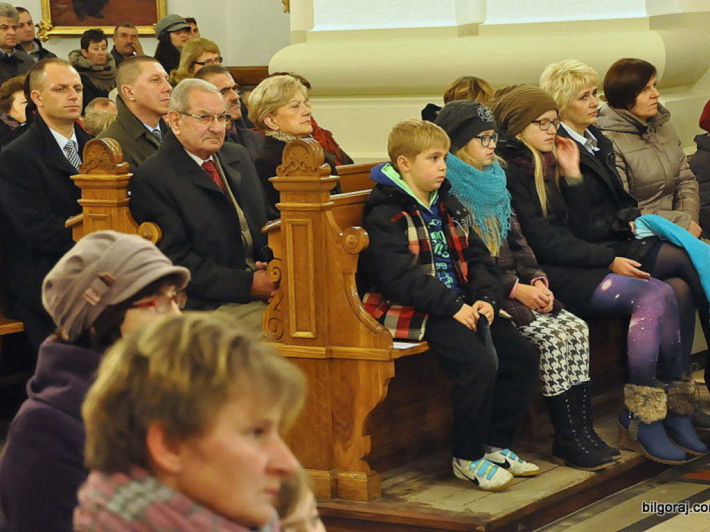 Jubileusz proboszcza parafii św. Marii Magdaleny. W koncelebrze dwóch biskupów, z życzeniami parlamentarzyści i samorządowcy oraz parafianie