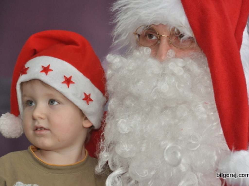 Święty Mikołaj z prezentami u przedszkolaków