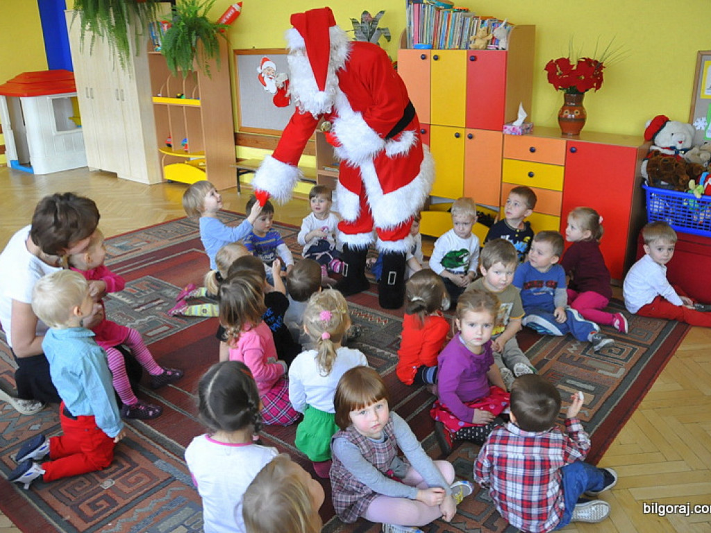 Święty Mikołaj z prezentami u przedszkolaków