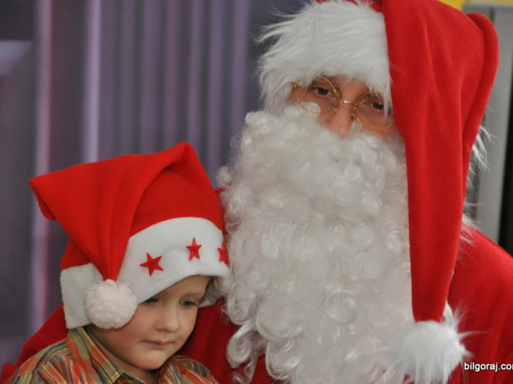 Święty Mikołaj z prezentami u przedszkolaków