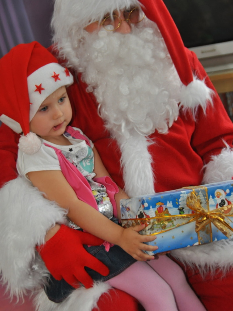 Święty Mikołaj z prezentami u przedszkolaków